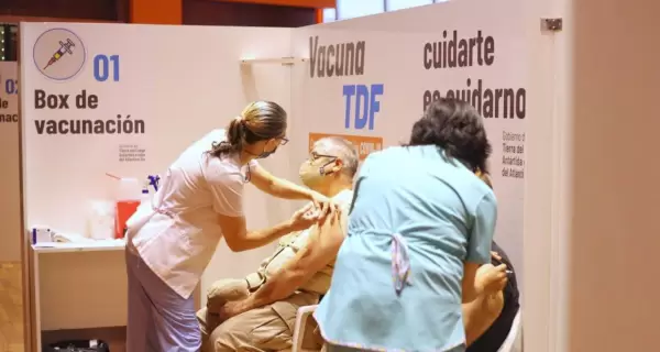 covid-19_sabrina_calandron_y_santiago_galar_participaron_del_operativo_de_vacunacion_del_personal_de_las_fuerzas_federales_en_tierra_del_fuego_4