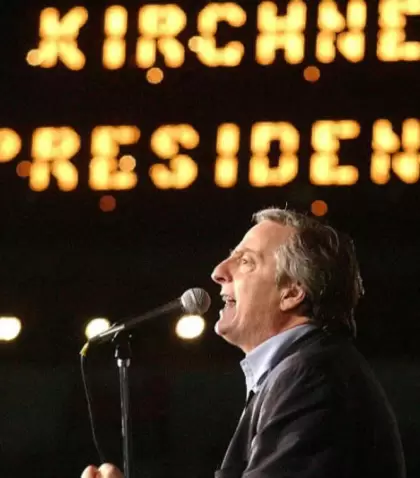 nestor-kirchner-en-la-cancha-de-river-dias-antes-de-salir-segundo-en-las-elecciones-de-2003-0427-g1