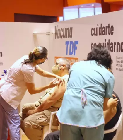 covid-19_sabrina_calandron_y_santiago_galar_participaron_del_operativo_de_vacunacion_del_personal_de_las_fuerzas_federales_en_tierra_del_fuego_4
