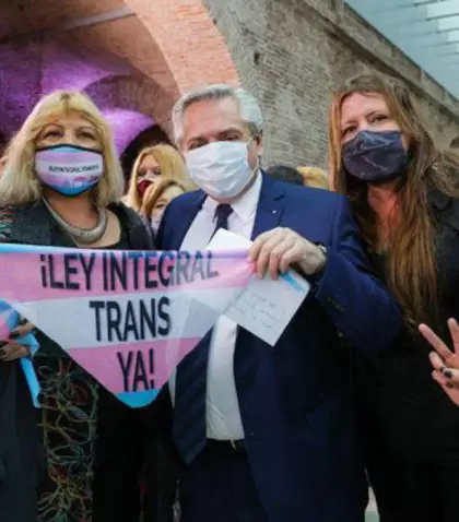 ornela-infante-la-derecha-del-presidente-alberto-fernandez-la-promulgacion-la-ley-el-cupo-laboral-trans