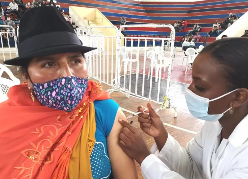 mujer_vacuna_ecuador