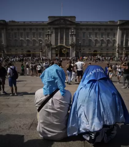 gente_ola_calor_buckingham_reino_unido_bretana_apnews