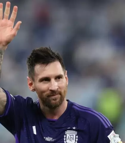 messi-saluda
