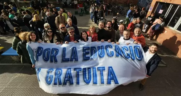 Representantes-de-Feduba-en-un-banderazo-en-defensa-de-la-Educacion-Publica-en-la-Facultad-de-Ciencias-Sociales-11-10-23-scaled