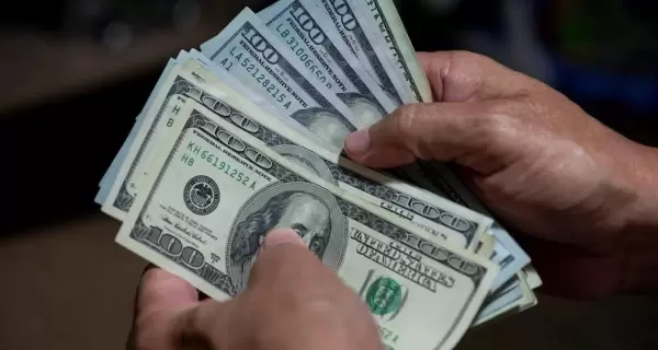 El d�lar oficial cerr� a $1.450 y se profundiza la brecha con el blue y el MEP.