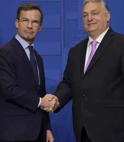 El primer ministro húngaro, Viktor Orban (d), estrecha la mano del primer ministro sueco, Ulf Kristersson, durante una conferencia de prensa.