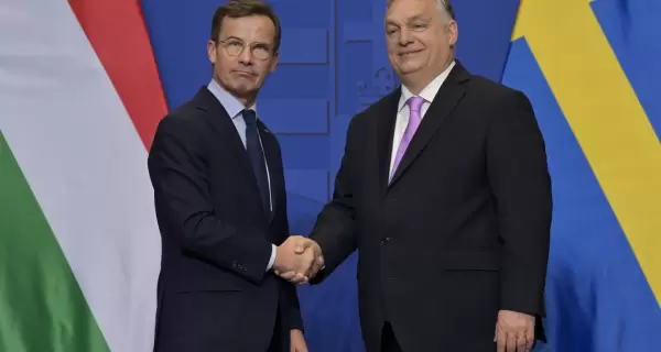 El primer ministro hngaro, Viktor Orban (d), estrecha la mano del primer ministro sueco, Ulf Kristersson, durante una conferencia de prensa.