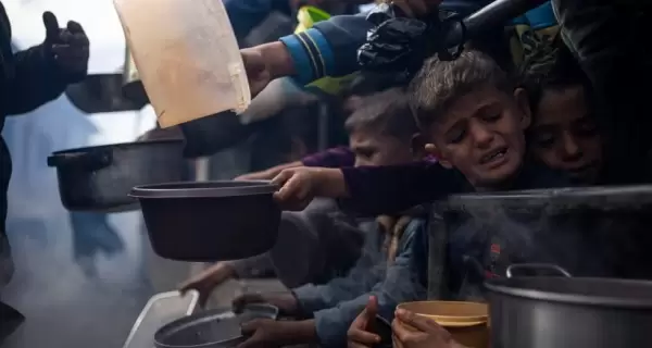 Según un informe reciente de la ONU, más de 2 millones de niños palestinos pasan hambre en Gaza.
