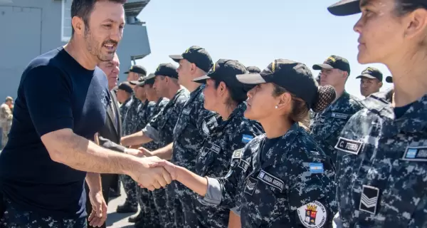 Luis Petri, ministro de Defensa, junto a integrantes de la Armada.