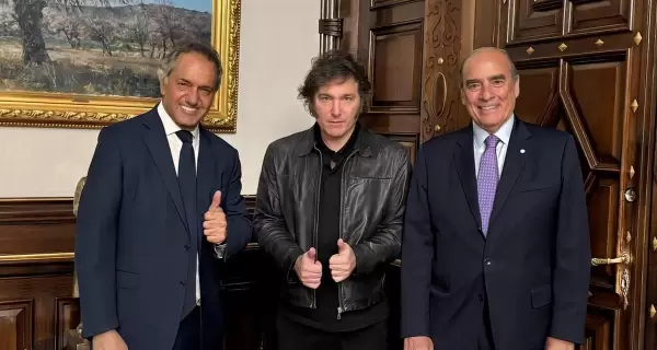 Daniel Scioli, junto a Javier Milei y Guillermo Francos.