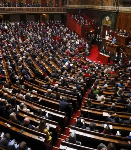 El primer ministro de Francia, Gabriel Attal, habla desde el Palacio de Versalles ante los miembros de las dos c�maras.