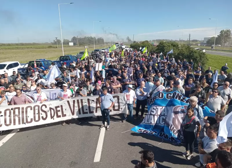 Los trabajadores cortaron hoy la Autopista Rosario-Buenos Aires a la altura de Villa Constitucin.