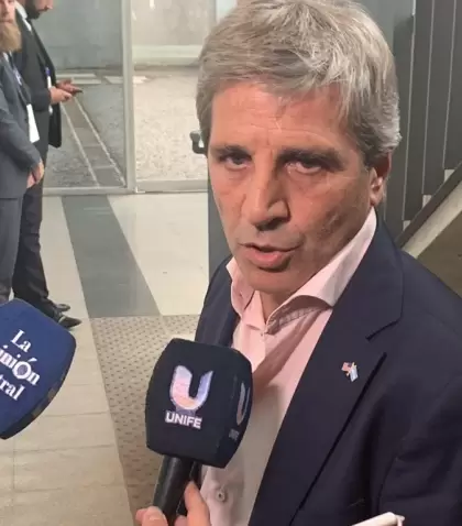 Luis Caputo luci un pin con las banderas de Estados Unidos y Argentina en el foro de Amcham.