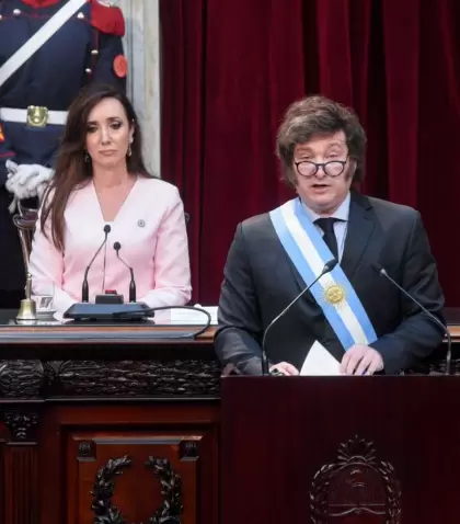 Javier Milei en su discurso de apertura de sesiones, flanqueado por Victoria Villarruel y Martn Menem.