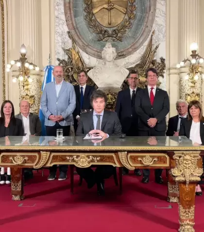 Javier Milei y su gabinete al momento de anunciar el DNU 70/23