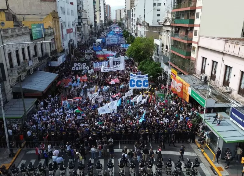 Una columna de manifestantes frente al operativo de seguridad apostado en Avellaneda para evitar el corte del Puente Pueyrredn.
