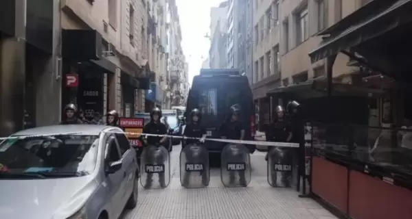 25 presos se amotinaron en una comisar�a del microcentro porte�o.