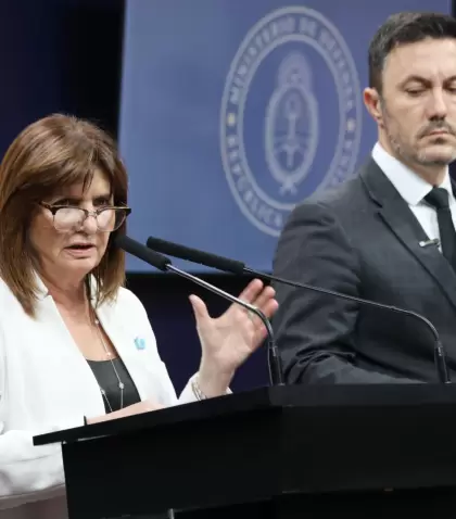 La ministra de Seguridad, Patricia Bullrich, junto a su par de Defensa, Luis Petri, en la conferencia de prensa que dieron el 21 de marzo.