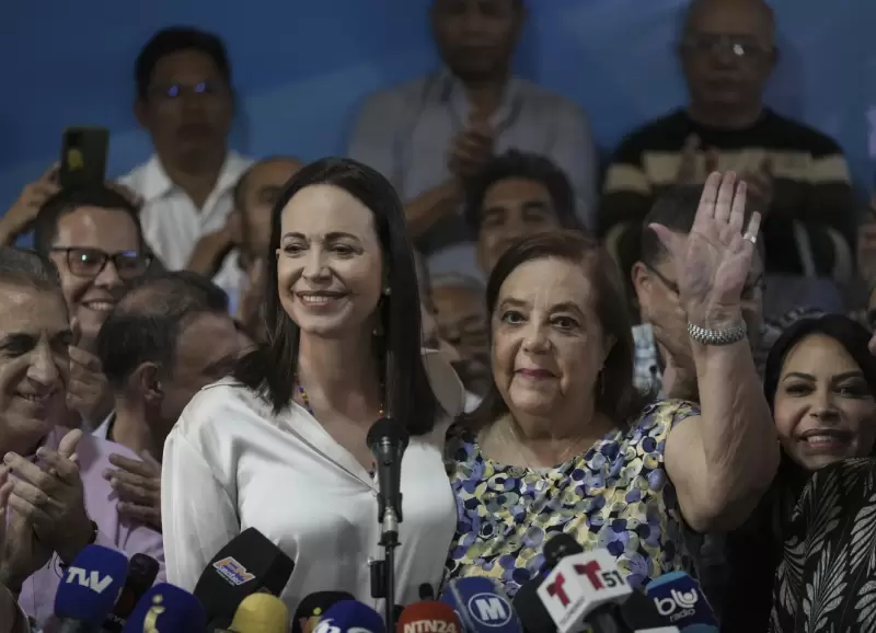 La referente de la oposicin venezolana Mara Corina Machado (izquierda) junto a la actual candidata del partido, Corina Yoris (derecha).