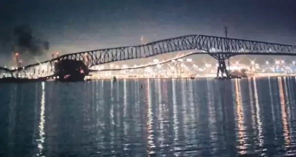 El momento en que colapsa el puente tras el choque del barco.