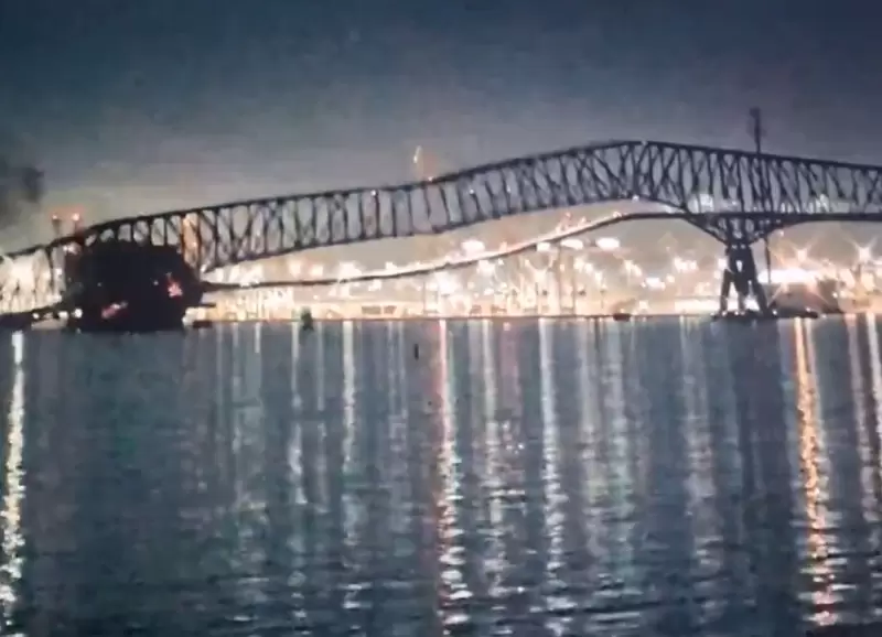 El momento en que colapsa el puente tras el choque del barco.