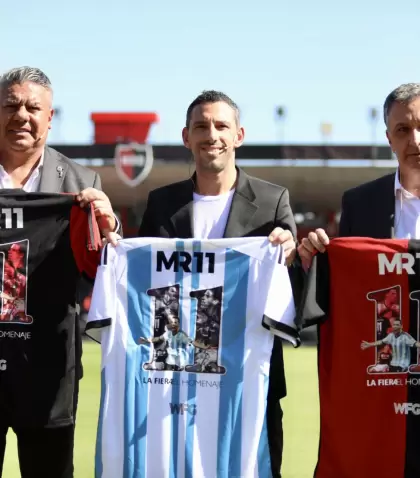 El titular de la AFA, Claudio 'Chiqui' Tapia, y el presidente de Newell's, Ignacio Astore, en la despedida de Maxi Rodrguez.