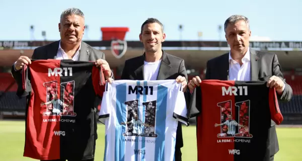El titular de la AFA, Claudio 'Chiqui' Tapia, y el presidente de Newell's, Ignacio Astore, en la despedida de Maxi Rodrguez.