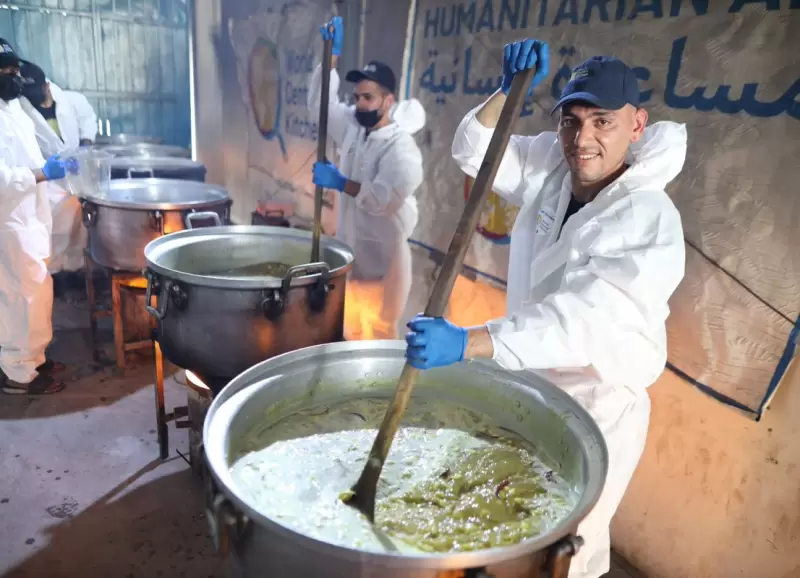 Voluntarios de World Central Kitchen en un comedor en los campos de refugiados de Khan Younis, Gaza.