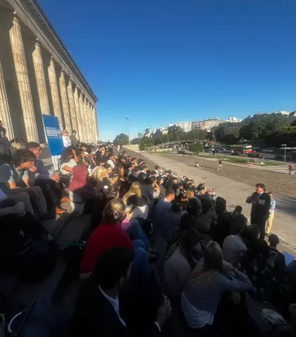 Clase abierta en las escalinatas de Derecho