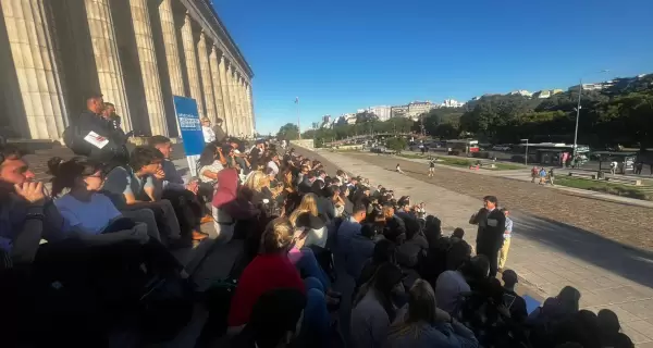 Clase abierta en las escalinatas de Derecho