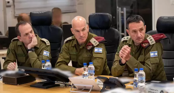 A la derecha, el Jefe del Estado Mayor de las FDI, Herzi Halevi.