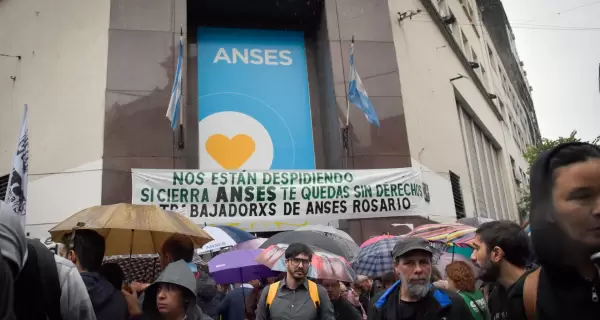 Una protesta frente a la sede de Anses en el centro de Rosario