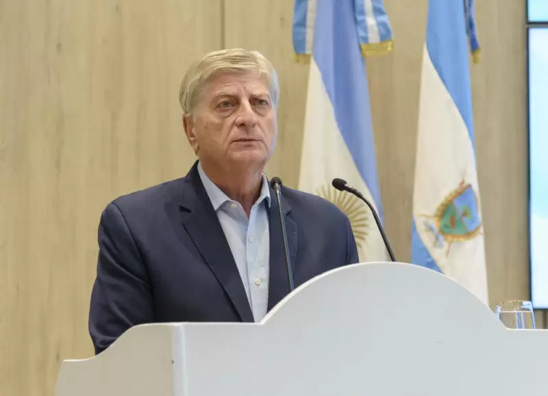 El gobernador de La Pampa, Sergio Ziliotto, en rueda de prensa.