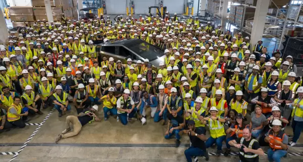 Trabajadores de Tesla en la Gigafactory de Texas, con un Cybertruck en el medio.