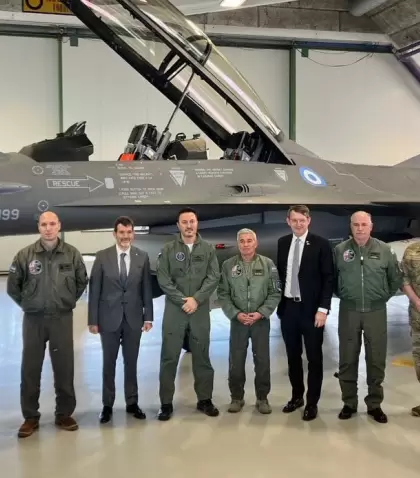 El ministro de Defensa, Luis Petri, en Dinamarca por la compra de los F16.