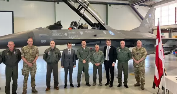 El ministro de Defensa, Luis Petri, en Dinamarca por la compra de los F16.
