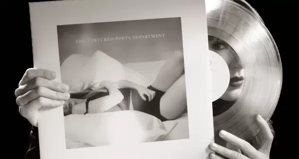Taylor Swift con su nuevo lbum 'The Tortured Poets Department' en vinilo