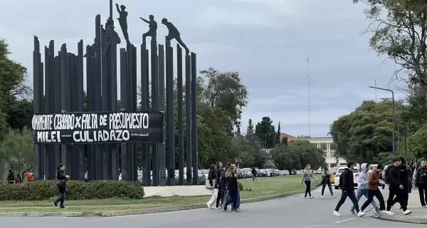 Un cartel contra Milei en el Monumento a la Reforma de Crdoba