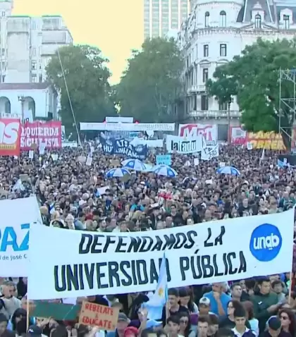 Marcha Universitaria Federal en Plaza de Mayo en abril