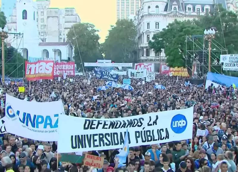 Marcha Universitaria Federal en Plaza de Mayo en abril