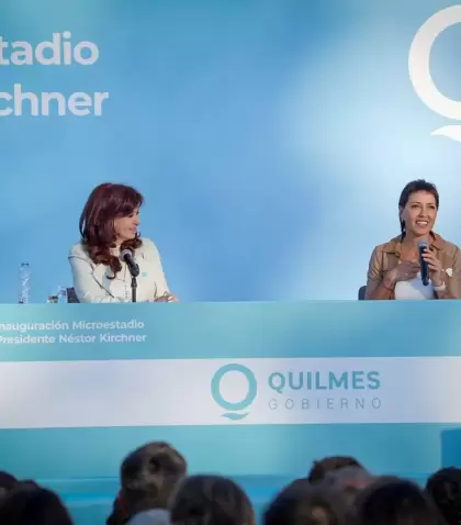 La expresidenta Cristina Fernndez de Kichner junto a la intendenta de Quilmes, Mayra Mendoza, en la inauguracin del microestadio Nstor Kirchner.