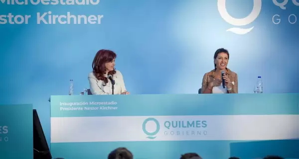 La expresidenta Cristina Fernndez de Kichner junto a la intendenta de Quilmes, Mayra Mendoza, en la inauguracin del microestadio Nstor Kirchner.