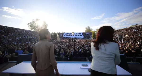 Cristina Kirchner con Mayra Mendoza en el microestadio de Quilmes.