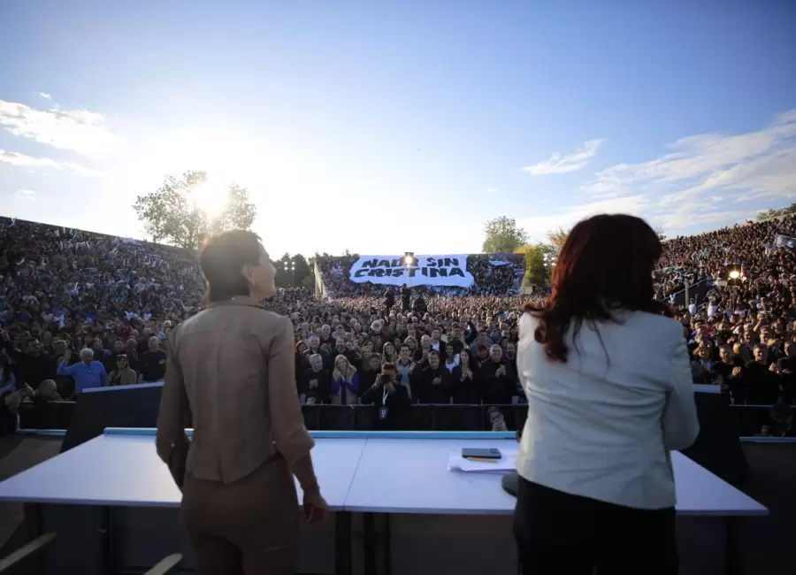 Cristina Kirchner con Mayra Mendoza en el microestadio de Quilmes.