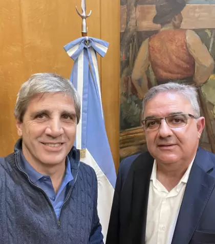 El gobernador de Catamarca, Ral Jalil, junto al ministro de Economa, Luis Caputo, en una reunin tras la aprobacin de la Ley Bases.