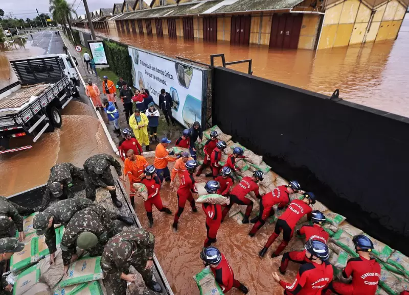 El trabajo de las fuerzas de Seguridad en Rio Grande do Sul para contener las inundaciones que afectan al estado brasileo.