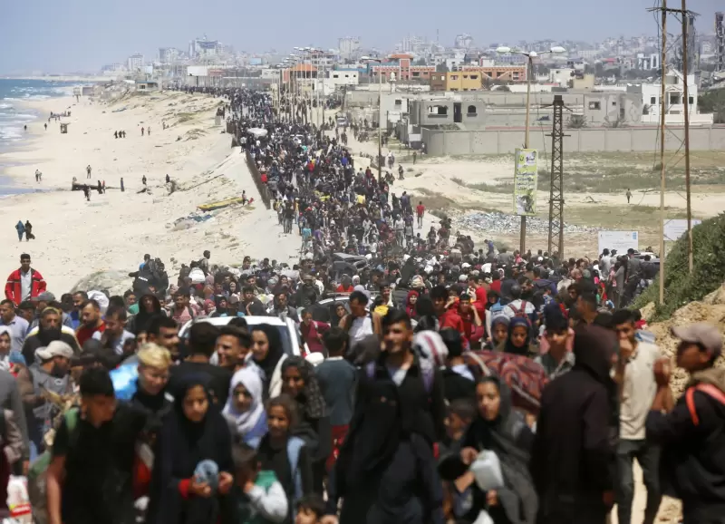 Palestinos son evacuados en Gaza.