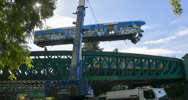 Remoci�n del vag�n del Tren San Mart�n que choc�.