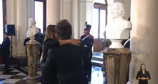 De espaldas, el presidente Javier Milei saluda a la hija de Carlos Menem, Zulema.
