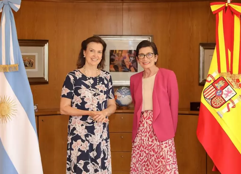 La canciller Diana Mondino junto a la embajadora espaola en Argentina, Mara Jess Alonso Jimnez.